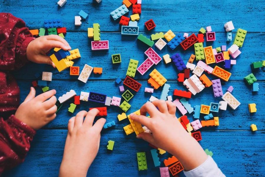blocs lego et mains d'enfants
